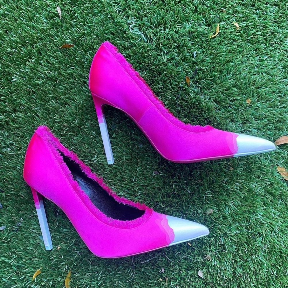 Tom Ford
Pink & White Fringe Pump
Size 38.5